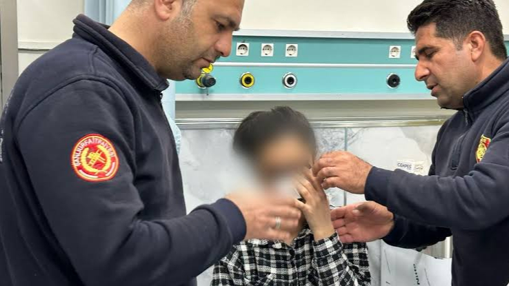 Gözüne Fermuar Sıkışan Vatandaşın Zor Anlarına İtfaiye Müdahalesi!