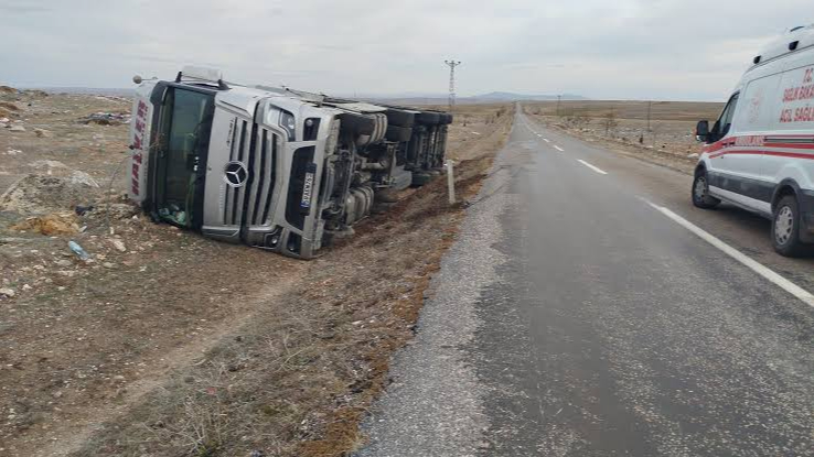 Şanlıurfa&#039;da Tır Devrildi: 2 Kişi Yaralandı, Trafik Uzun Süre Aksadı