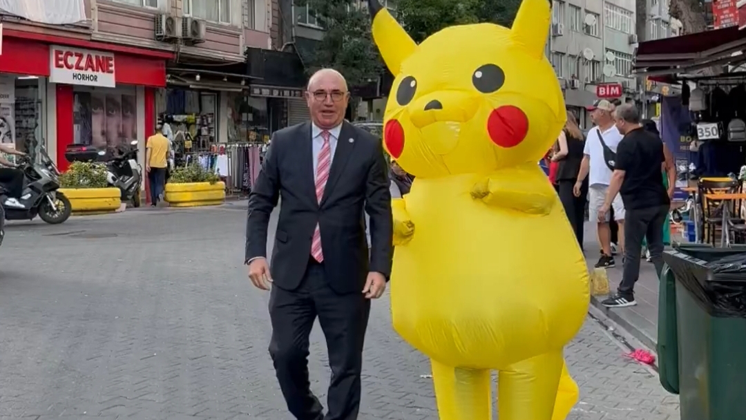 Mahmut Tanal ve Pikachu Saraçhane’de El Ele: Adalet Yürüyüşüne Renkli Destek!