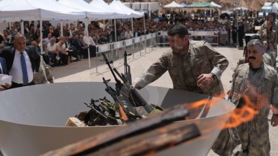 Tarihi An: İlk PKK’lı Grup Silahlarını Yaktı, O Anlar Dünyaya Servis Edildi