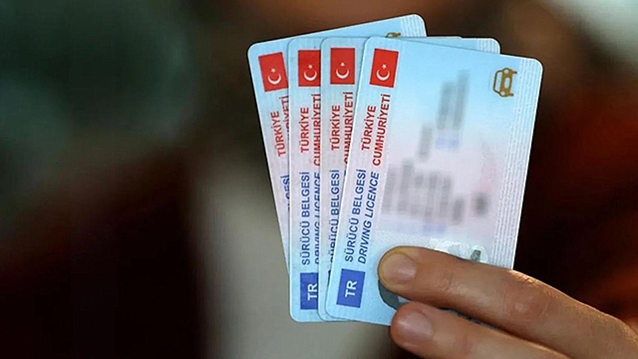 SÜRÜCÜLERE SON UYARI! 31 EKİM'DEN SONRA EHLİYETİNİZ ÇÖP OLABİLİR! YENİLEME ÜCRETİ 7 BİN 438 LİRAYA FIRLAYACAK!