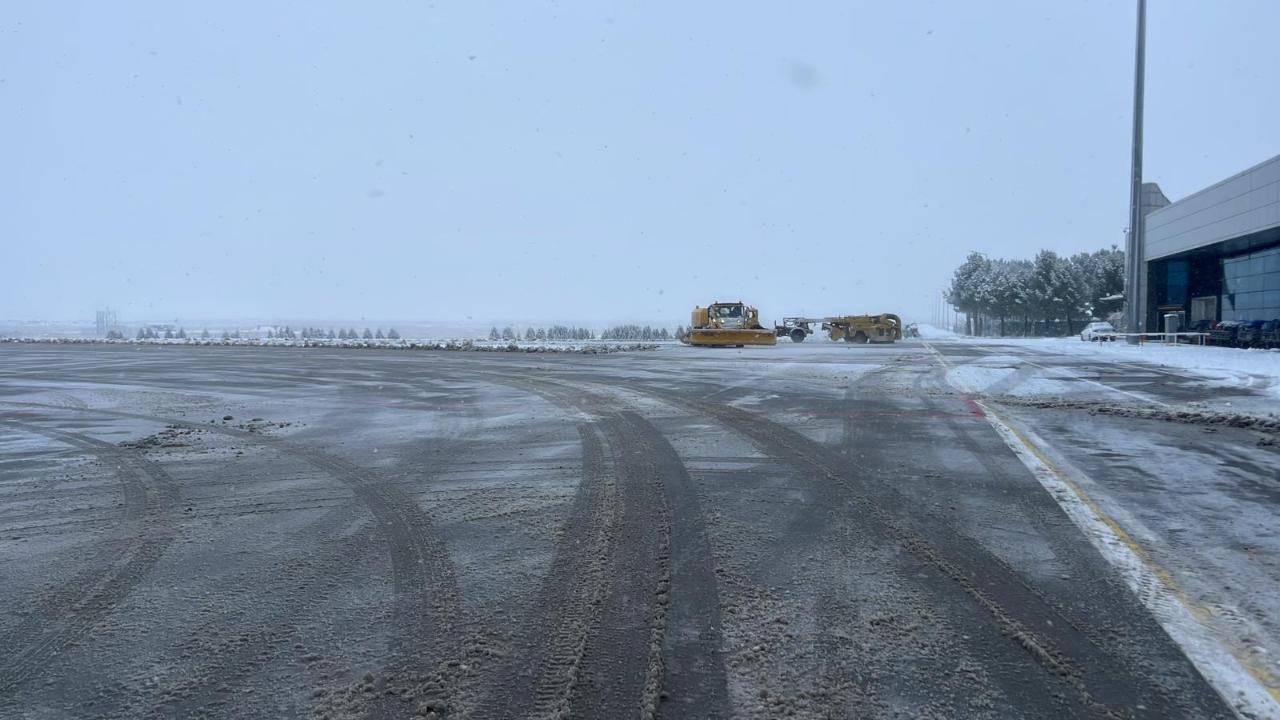 Kar Esareti GAP Havalimanı’na İşlemedi: Ekiplerin Kar Mesaisi Ulaşım Felcini Önledi