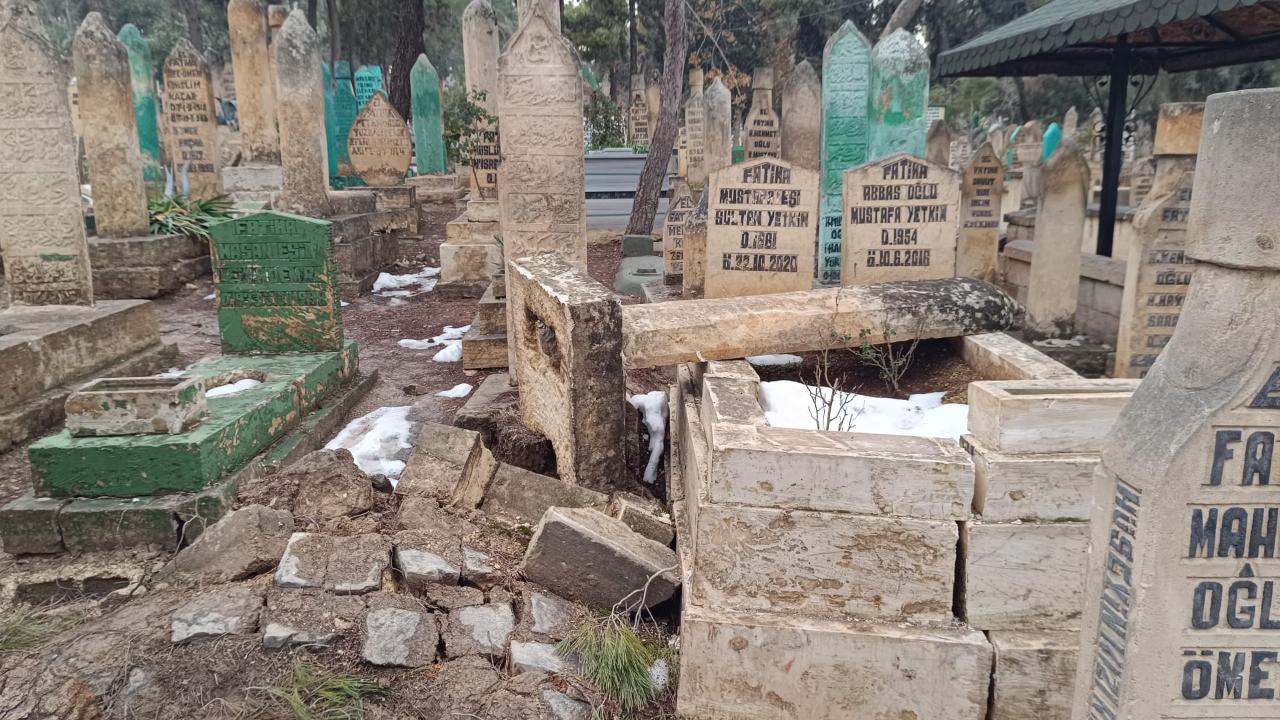 Şanlıurfa’da Kar Mezarlıkları Vurdu: Mezar Taşları Devrildi, Ağaçlar Yıkıldı