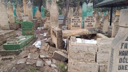 Şanlıurfa’da Kar Mezarlıkları Vurdu: Mezar Taşları Devrildi, Ağaçlar Yıkıldı