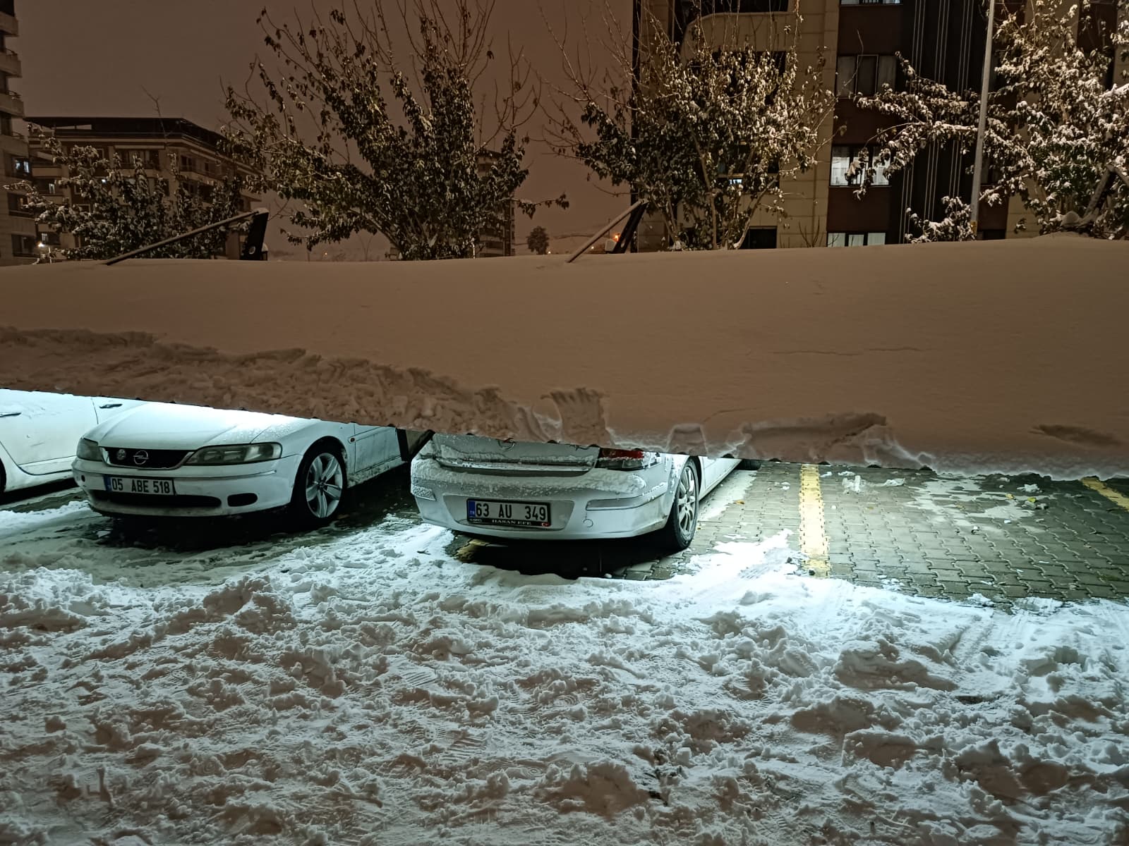ŞANLIURFA’DA KORKUTAN OLAY: KARAKÖPRÜ’DE İKİ SİTENİN OTOPARK SUNDURMASI ÇÖKTÜ!