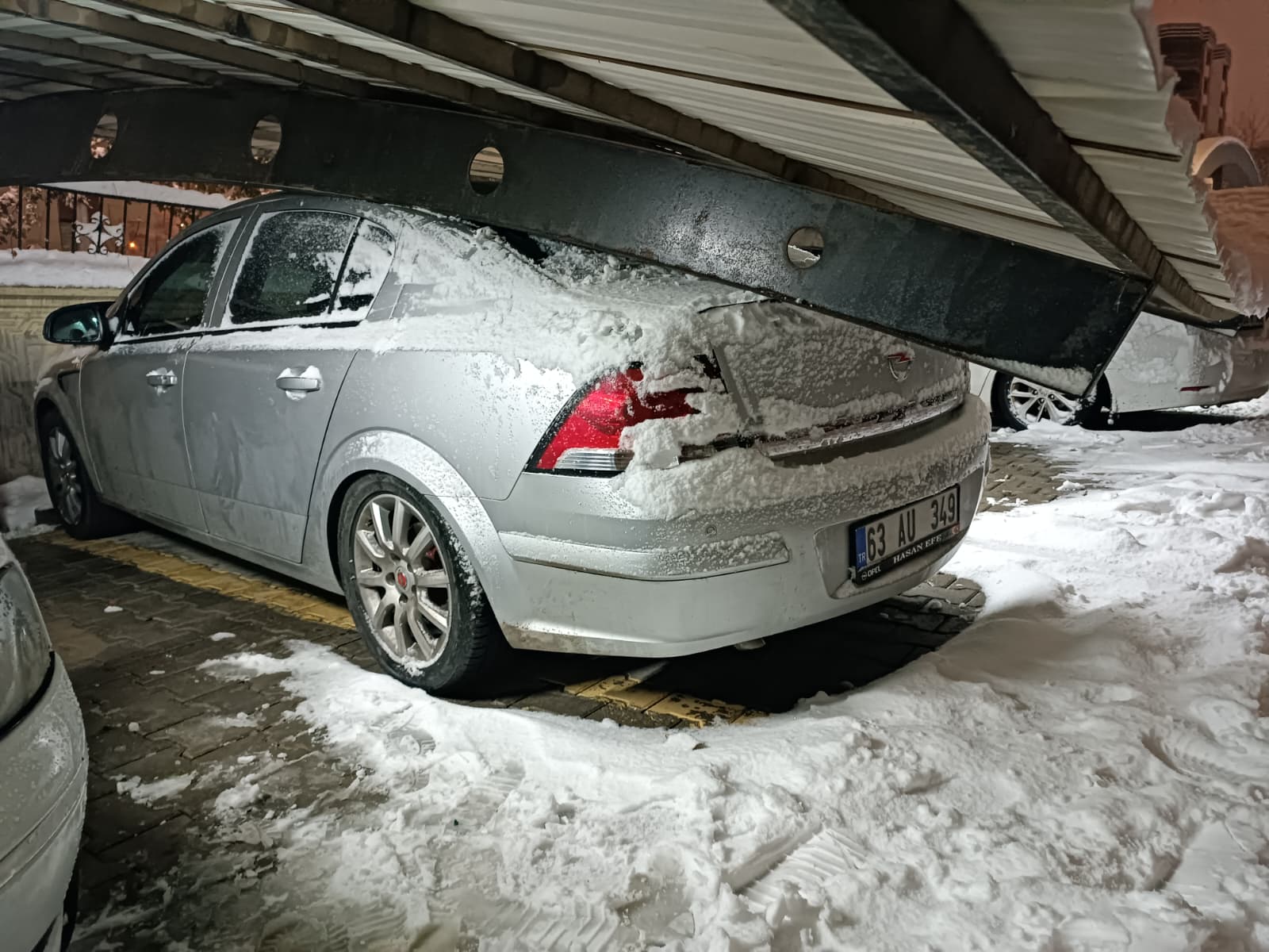 ŞANLIURFA’DA KORKUTAN OLAY: KARAKÖPRÜ’DE İKİ SİTENİN OTOPARK SUNDURMASI ÇÖKTÜ!