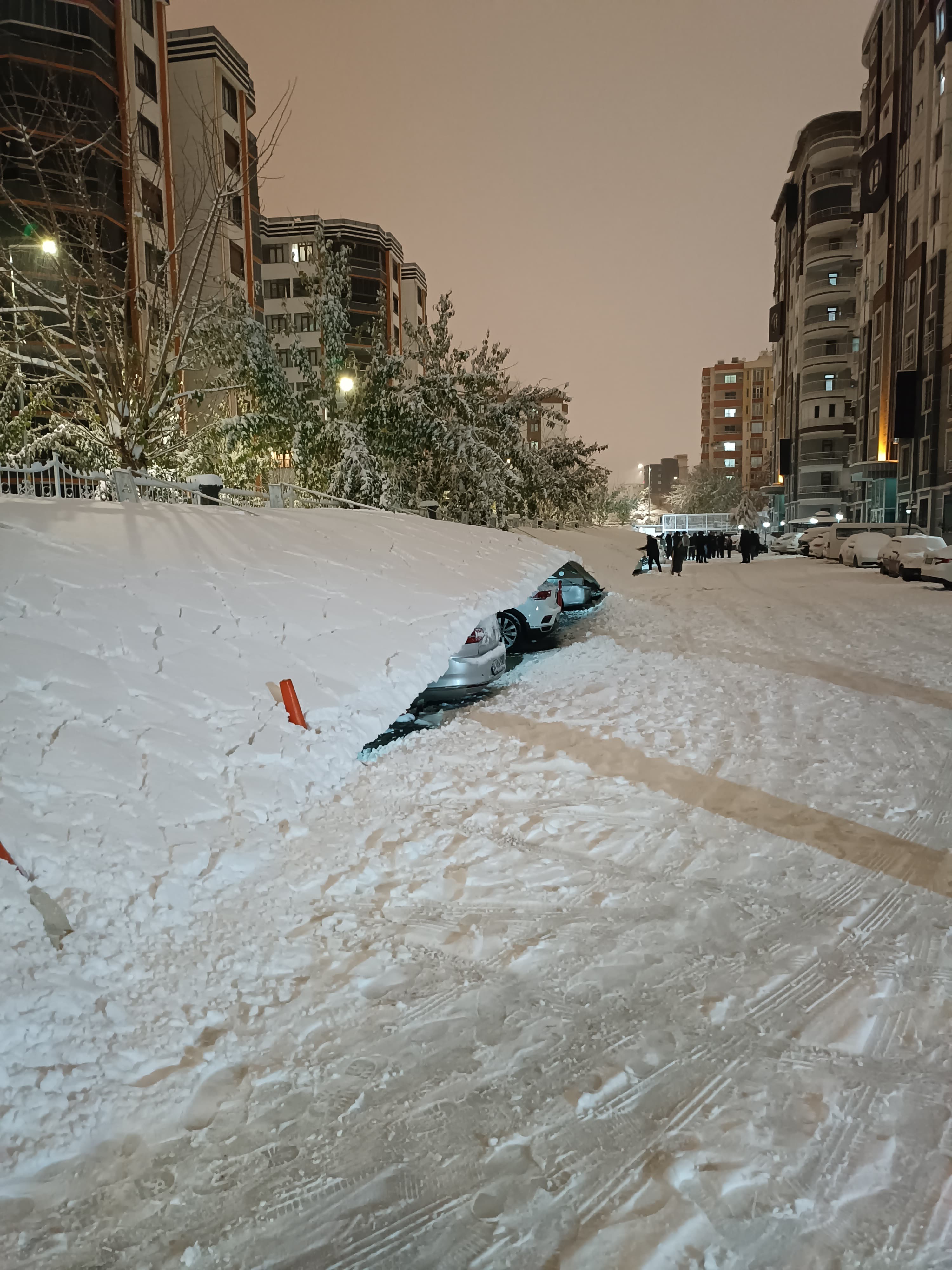 ŞANLIURFA’DA KORKUTAN OLAY: KARAKÖPRÜ’DE İKİ SİTENİN OTOPARK SUNDURMASI ÇÖKTÜ!