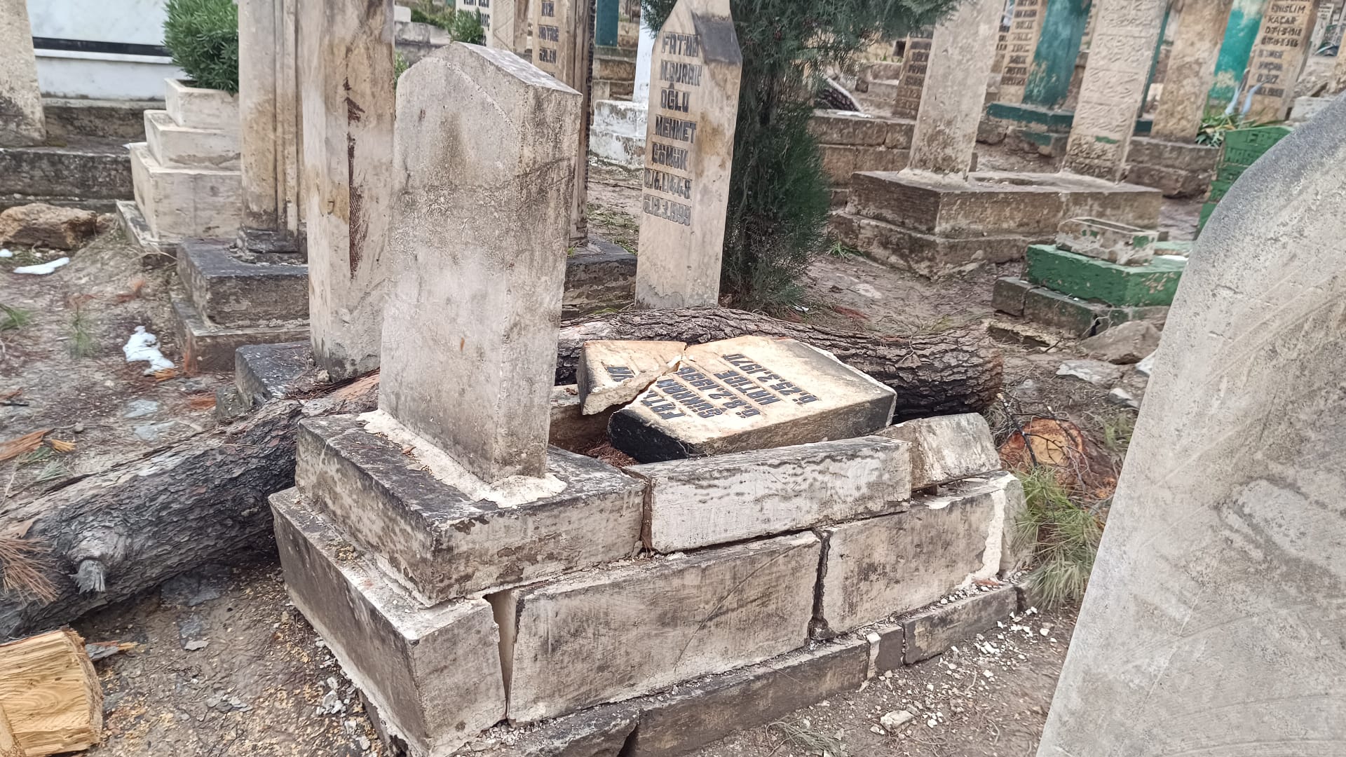 Şanlıurfa’da Kar Mezarlıkları Vurdu: Mezar Taşları Devrildi, Ağaçlar Yıkıldı